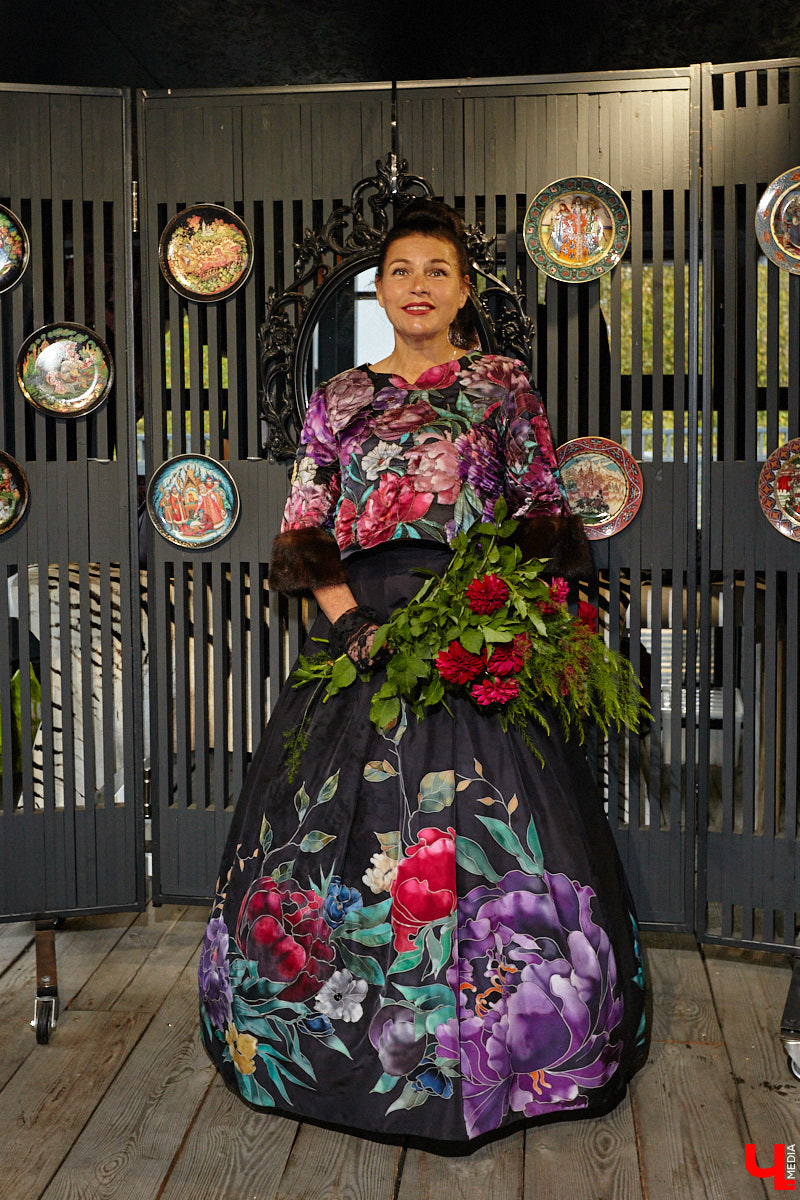 Настоящие эстеты и ценители старины собрались в творческом пространстве под Ковровом. Организатором светской встречи «Русское наследие» стала эксперт по этикету Наталья Старжинская. Хозяйка вечера считает, красивые вещи, старинные и современные, создают уникальную эстетику повседневности и наделяют ее новыми смыслами. У гостей было два задания: соблюсти дресс-код и принести с собой фамильную реликвию из личной коллекции, а вместе с ней и удивительные истории.