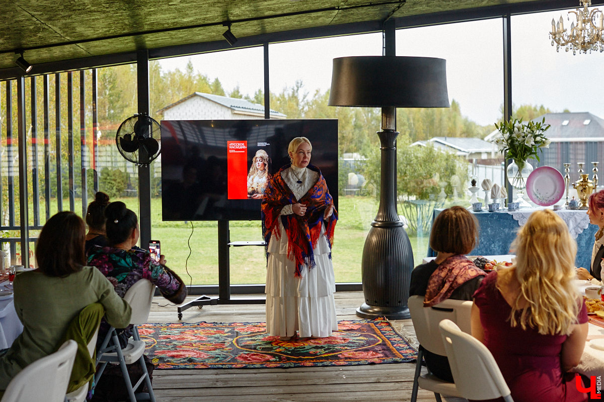 Настоящие эстеты и ценители старины собрались в творческом пространстве под Ковровом. Организатором светской встречи «Русское наследие» стала эксперт по этикету Наталья Старжинская. Хозяйка вечера считает, красивые вещи, старинные и современные, создают уникальную эстетику повседневности и наделяют ее новыми смыслами. У гостей было два задания: соблюсти дресс-код и принести с собой фамильную реликвию из личной коллекции, а вместе с ней и удивительные истории.
