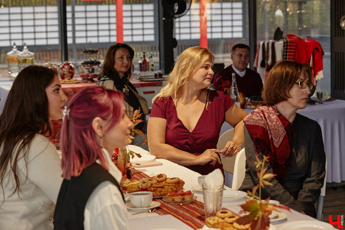 Настоящие эстеты и ценители старины собрались в творческом пространстве под Ковровом. Организатором светской встречи «Русское наследие» стала эксперт по этикету Наталья Старжинская. Хозяйка вечера считает, красивые вещи, старинные и современные, создают уникальную эстетику повседневности и наделяют ее новыми смыслами. У гостей было два задания: соблюсти дресс-код и принести с собой фамильную реликвию из личной коллекции, а вместе с ней и удивительные истории.