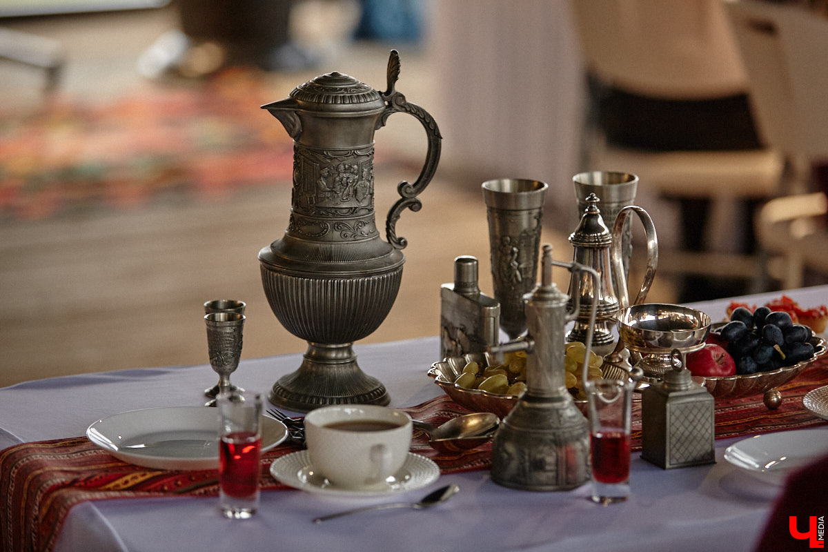 Настоящие эстеты и ценители старины собрались в творческом пространстве под Ковровом. Организатором светской встречи «Русское наследие» стала эксперт по этикету Наталья Старжинская. Хозяйка вечера считает, красивые вещи, старинные и современные, создают уникальную эстетику повседневности и наделяют ее новыми смыслами. У гостей было два задания: соблюсти дресс-код и принести с собой фамильную реликвию из личной коллекции, а вместе с ней и удивительные истории.