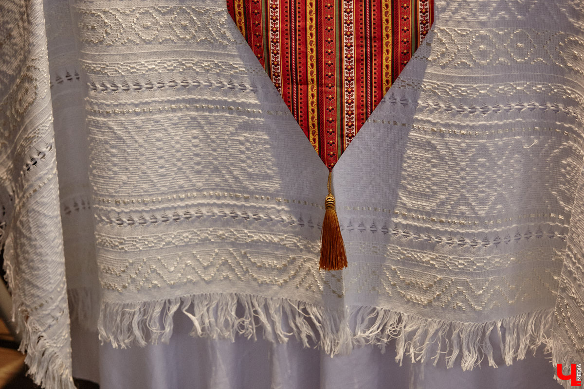 Настоящие эстеты и ценители старины собрались в творческом пространстве под Ковровом. Организатором светской встречи «Русское наследие» стала эксперт по этикету Наталья Старжинская. Хозяйка вечера считает, красивые вещи, старинные и современные, создают уникальную эстетику повседневности и наделяют ее новыми смыслами. У гостей было два задания: соблюсти дресс-код и принести с собой фамильную реликвию из личной коллекции, а вместе с ней и удивительные истории.