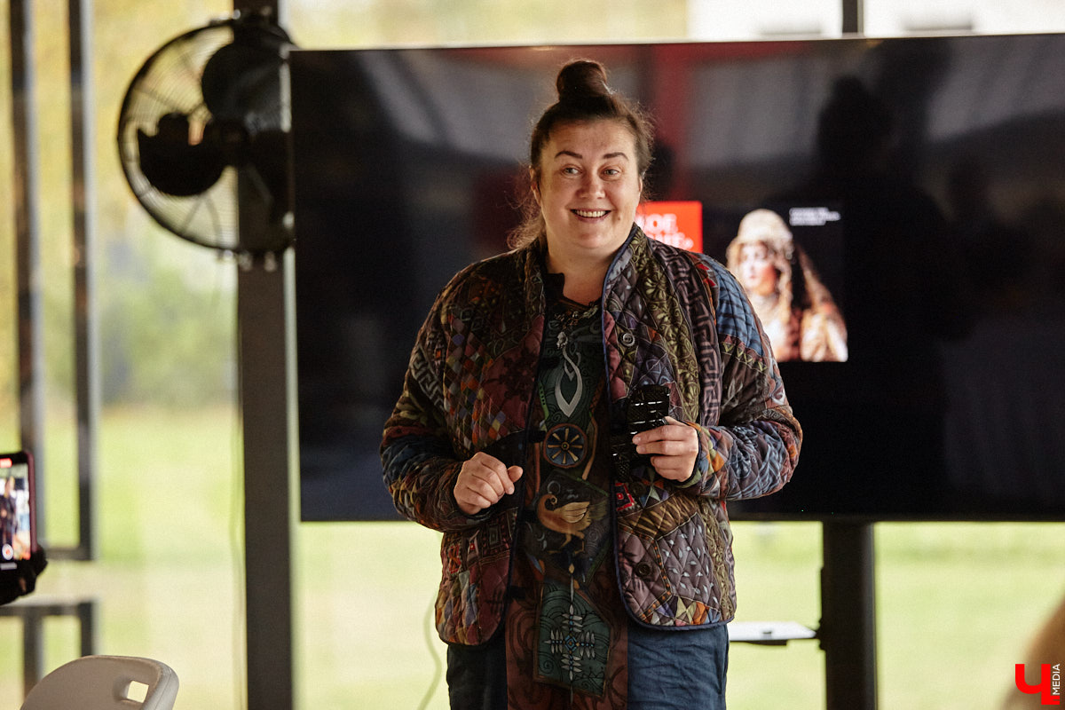 Настоящие эстеты и ценители старины собрались в творческом пространстве под Ковровом. Организатором светской встречи «Русское наследие» стала эксперт по этикету Наталья Старжинская. Хозяйка вечера считает, красивые вещи, старинные и современные, создают уникальную эстетику повседневности и наделяют ее новыми смыслами. У гостей было два задания: соблюсти дресс-код и принести с собой фамильную реликвию из личной коллекции, а вместе с ней и удивительные истории.