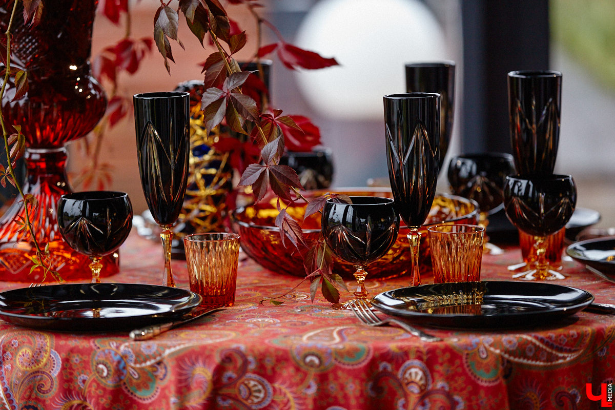 Настоящие эстеты и ценители старины собрались в творческом пространстве под Ковровом. Организатором светской встречи «Русское наследие» стала эксперт по этикету Наталья Старжинская. Хозяйка вечера считает, красивые вещи, старинные и современные, создают уникальную эстетику повседневности и наделяют ее новыми смыслами. У гостей было два задания: соблюсти дресс-код и принести с собой фамильную реликвию из личной коллекции, а вместе с ней и удивительные истории.