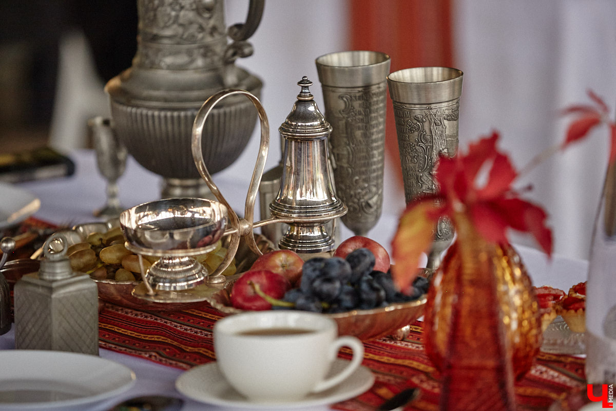 Настоящие эстеты и ценители старины собрались в творческом пространстве под Ковровом. Организатором светской встречи «Русское наследие» стала эксперт по этикету Наталья Старжинская. Хозяйка вечера считает, красивые вещи, старинные и современные, создают уникальную эстетику повседневности и наделяют ее новыми смыслами. У гостей было два задания: соблюсти дресс-код и принести с собой фамильную реликвию из личной коллекции, а вместе с ней и удивительные истории.