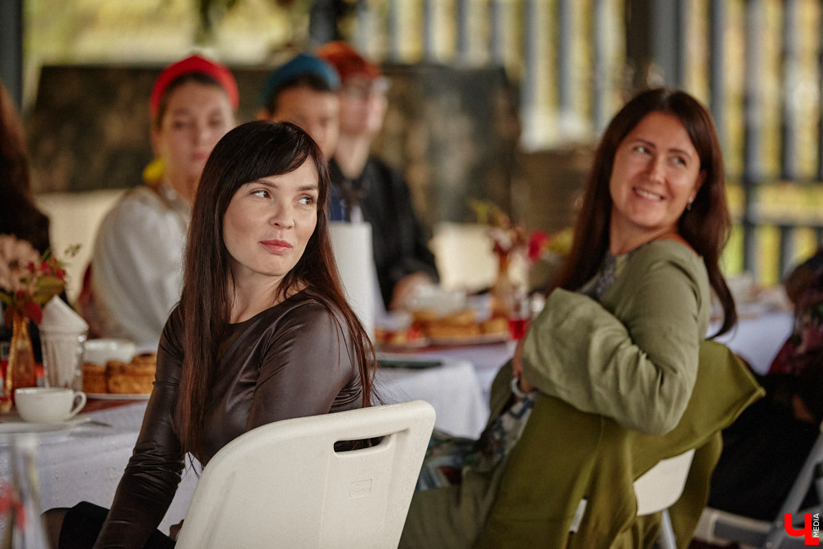 Настоящие эстеты и ценители старины собрались в творческом пространстве под Ковровом. Организатором светской встречи «Русское наследие» стала эксперт по этикету Наталья Старжинская. Хозяйка вечера считает, красивые вещи, старинные и современные, создают уникальную эстетику повседневности и наделяют ее новыми смыслами. У гостей было два задания: соблюсти дресс-код и принести с собой фамильную реликвию из личной коллекции, а вместе с ней и удивительные истории.