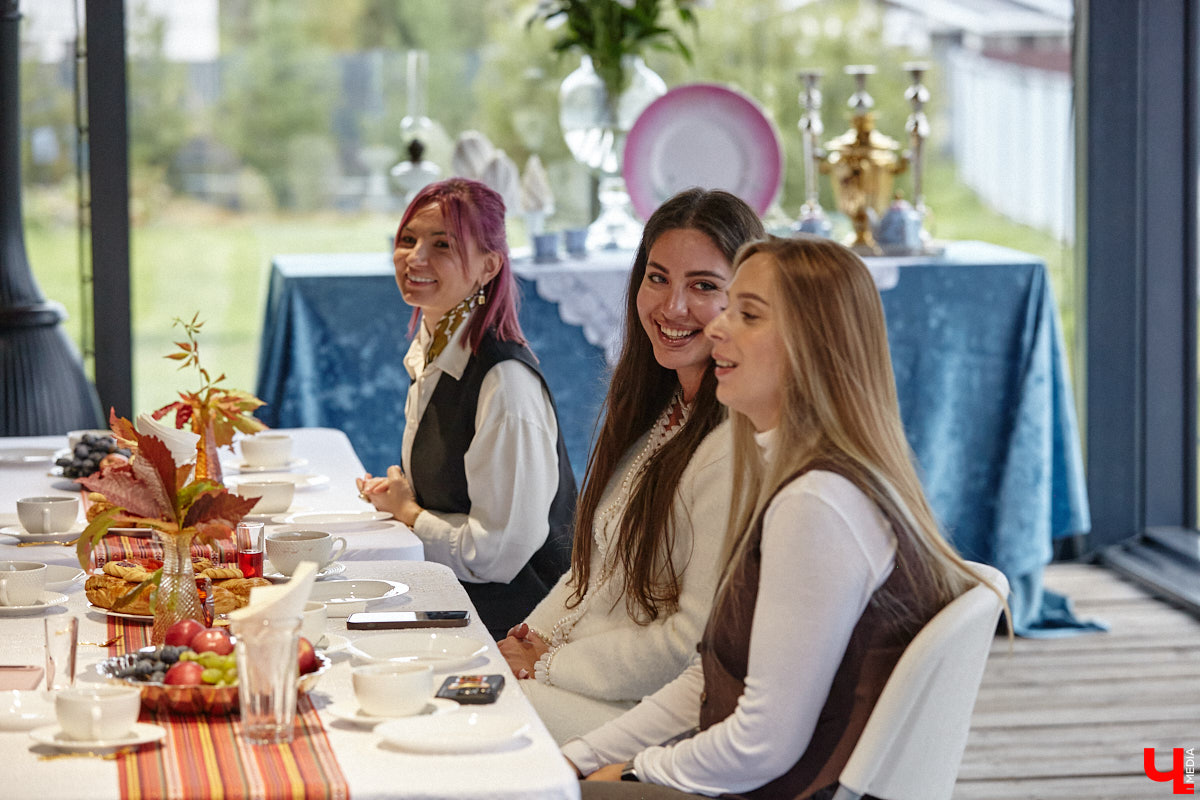 Настоящие эстеты и ценители старины собрались в творческом пространстве под Ковровом. Организатором светской встречи «Русское наследие» стала эксперт по этикету Наталья Старжинская. Хозяйка вечера считает, красивые вещи, старинные и современные, создают уникальную эстетику повседневности и наделяют ее новыми смыслами. У гостей было два задания: соблюсти дресс-код и принести с собой фамильную реликвию из личной коллекции, а вместе с ней и удивительные истории.
