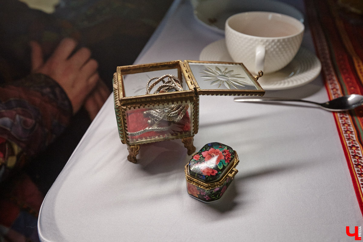 Настоящие эстеты и ценители старины собрались в творческом пространстве под Ковровом. Организатором светской встречи «Русское наследие» стала эксперт по этикету Наталья Старжинская. Хозяйка вечера считает, красивые вещи, старинные и современные, создают уникальную эстетику повседневности и наделяют ее новыми смыслами. У гостей было два задания: соблюсти дресс-код и принести с собой фамильную реликвию из личной коллекции, а вместе с ней и удивительные истории.