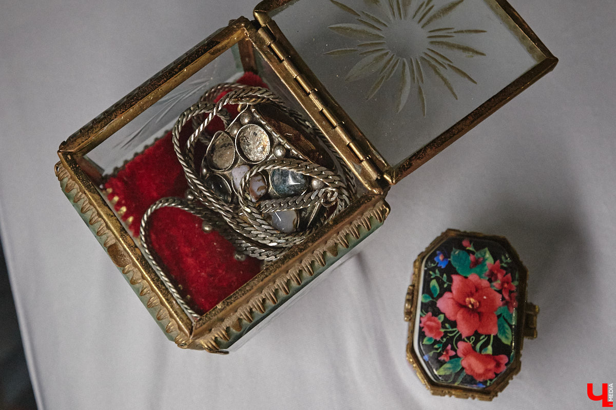 Настоящие эстеты и ценители старины собрались в творческом пространстве под Ковровом. Организатором светской встречи «Русское наследие» стала эксперт по этикету Наталья Старжинская. Хозяйка вечера считает, красивые вещи, старинные и современные, создают уникальную эстетику повседневности и наделяют ее новыми смыслами. У гостей было два задания: соблюсти дресс-код и принести с собой фамильную реликвию из личной коллекции, а вместе с ней и удивительные истории.