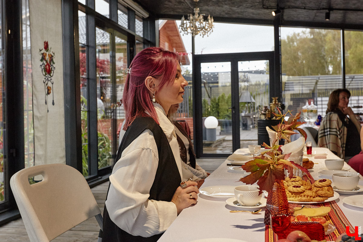 Настоящие эстеты и ценители старины собрались в творческом пространстве под Ковровом. Организатором светской встречи «Русское наследие» стала эксперт по этикету Наталья Старжинская. Хозяйка вечера считает, красивые вещи, старинные и современные, создают уникальную эстетику повседневности и наделяют ее новыми смыслами. У гостей было два задания: соблюсти дресс-код и принести с собой фамильную реликвию из личной коллекции, а вместе с ней и удивительные истории.