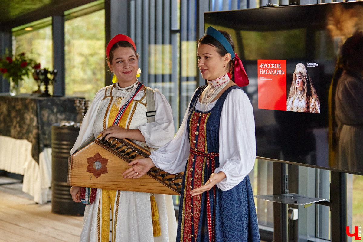 Настоящие эстеты и ценители старины собрались в творческом пространстве под Ковровом. Организатором светской встречи «Русское наследие» стала эксперт по этикету Наталья Старжинская. Хозяйка вечера считает, красивые вещи, старинные и современные, создают уникальную эстетику повседневности и наделяют ее новыми смыслами. У гостей было два задания: соблюсти дресс-код и принести с собой фамильную реликвию из личной коллекции, а вместе с ней и удивительные истории.