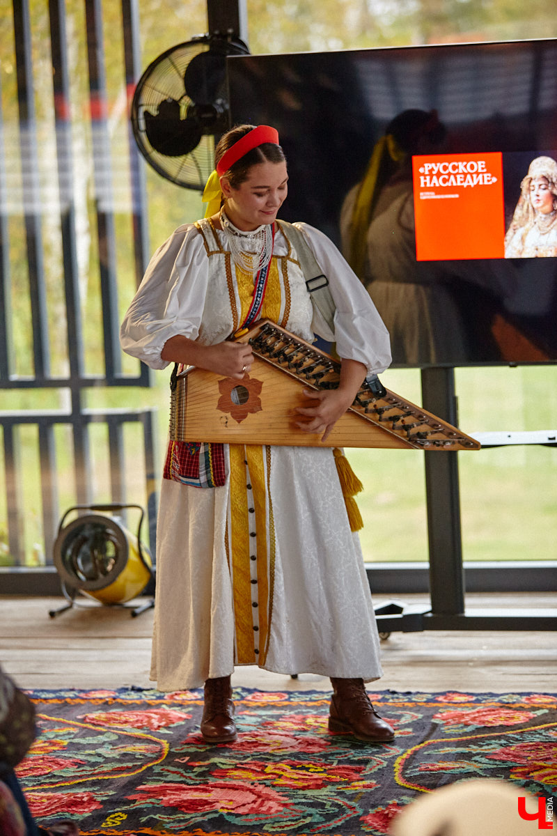 Настоящие эстеты и ценители старины собрались в творческом пространстве под Ковровом. Организатором светской встречи «Русское наследие» стала эксперт по этикету Наталья Старжинская. Хозяйка вечера считает, красивые вещи, старинные и современные, создают уникальную эстетику повседневности и наделяют ее новыми смыслами. У гостей было два задания: соблюсти дресс-код и принести с собой фамильную реликвию из личной коллекции, а вместе с ней и удивительные истории.