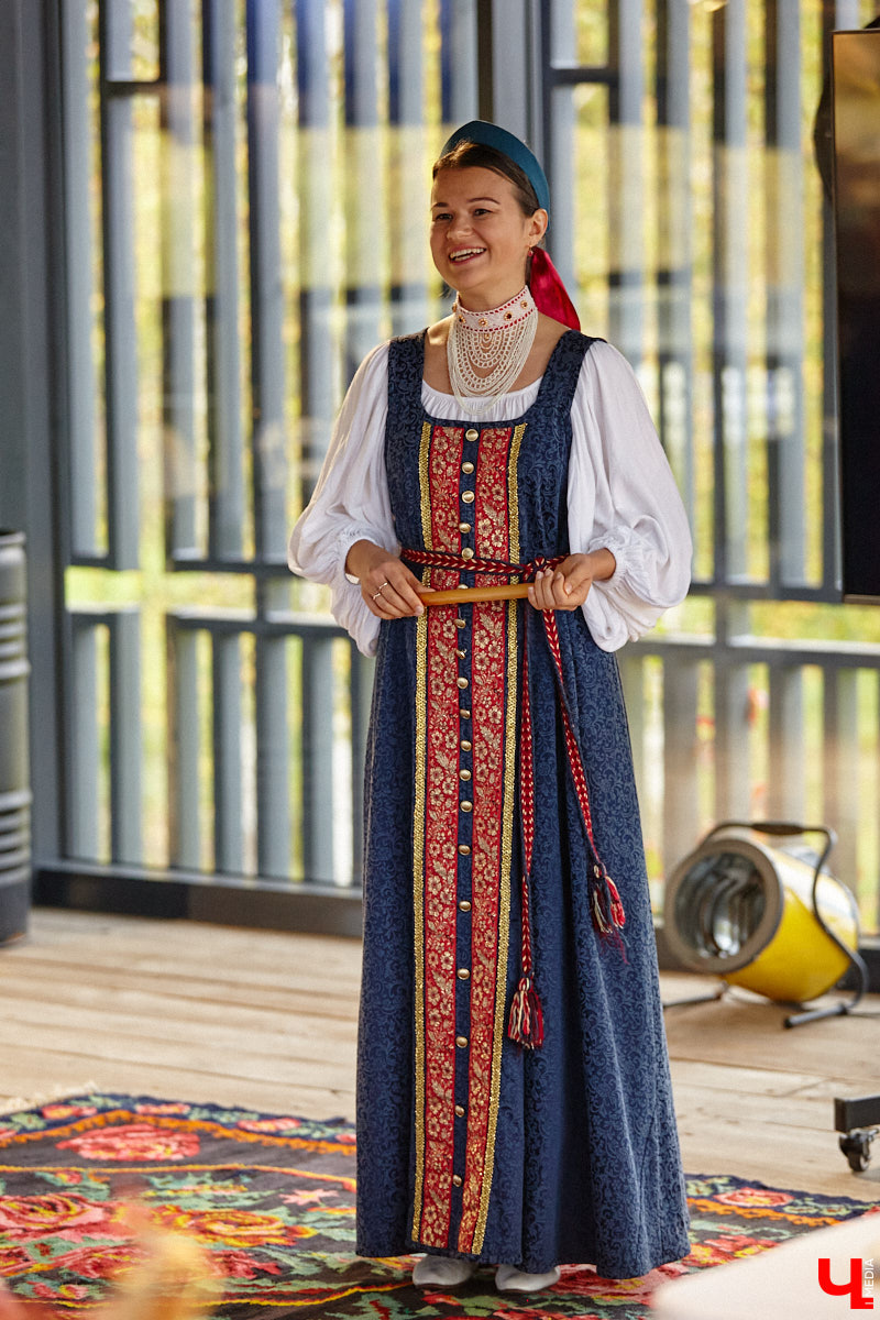 Настоящие эстеты и ценители старины собрались в творческом пространстве под Ковровом. Организатором светской встречи «Русское наследие» стала эксперт по этикету Наталья Старжинская. Хозяйка вечера считает, красивые вещи, старинные и современные, создают уникальную эстетику повседневности и наделяют ее новыми смыслами. У гостей было два задания: соблюсти дресс-код и принести с собой фамильную реликвию из личной коллекции, а вместе с ней и удивительные истории.