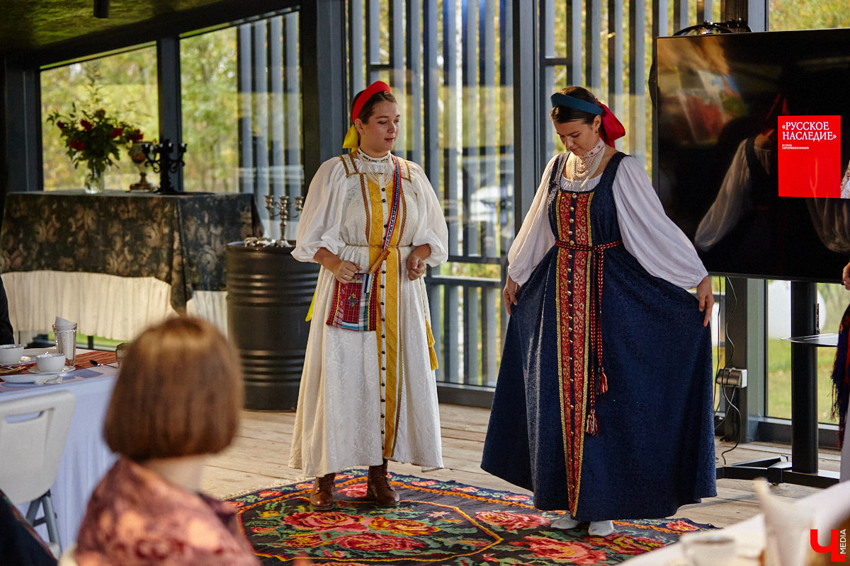 Настоящие эстеты и ценители старины собрались в творческом пространстве под Ковровом. Организатором светской встречи «Русское наследие» стала эксперт по этикету Наталья Старжинская. Хозяйка вечера считает, красивые вещи, старинные и современные, создают уникальную эстетику повседневности и наделяют ее новыми смыслами. У гостей было два задания: соблюсти дресс-код и принести с собой фамильную реликвию из личной коллекции, а вместе с ней и удивительные истории.