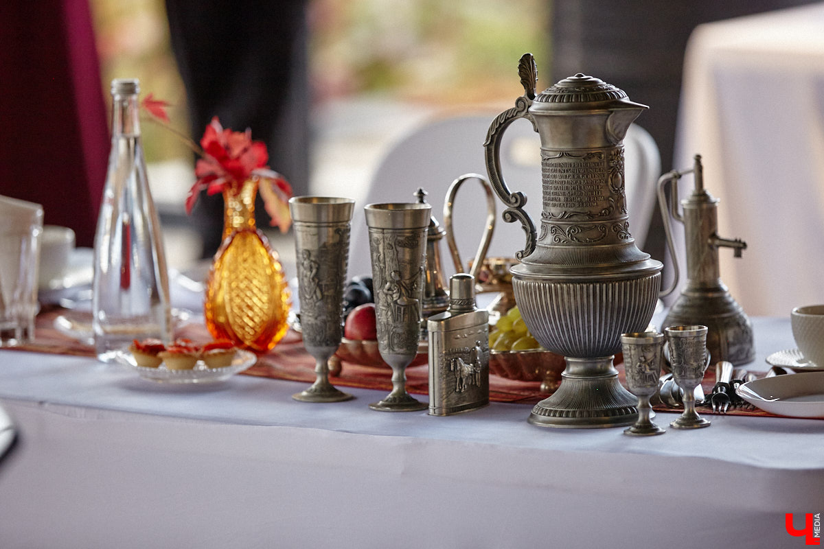 Настоящие эстеты и ценители старины собрались в творческом пространстве под Ковровом. Организатором светской встречи «Русское наследие» стала эксперт по этикету Наталья Старжинская. Хозяйка вечера считает, красивые вещи, старинные и современные, создают уникальную эстетику повседневности и наделяют ее новыми смыслами. У гостей было два задания: соблюсти дресс-код и принести с собой фамильную реликвию из личной коллекции, а вместе с ней и удивительные истории.