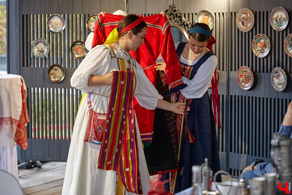 Настоящие эстеты и ценители старины собрались в творческом пространстве под Ковровом. Организатором светской встречи «Русское наследие» стала эксперт по этикету Наталья Старжинская. Хозяйка вечера считает, красивые вещи, старинные и современные, создают уникальную эстетику повседневности и наделяют ее новыми смыслами. У гостей было два задания: соблюсти дресс-код и принести с собой фамильную реликвию из личной коллекции, а вместе с ней и удивительные истории.