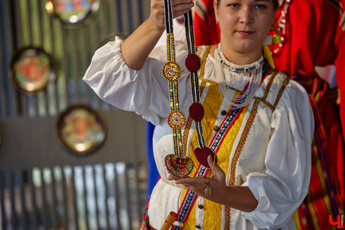 Настоящие эстеты и ценители старины собрались в творческом пространстве под Ковровом. Организатором светской встречи «Русское наследие» стала эксперт по этикету Наталья Старжинская. Хозяйка вечера считает, красивые вещи, старинные и современные, создают уникальную эстетику повседневности и наделяют ее новыми смыслами. У гостей было два задания: соблюсти дресс-код и принести с собой фамильную реликвию из личной коллекции, а вместе с ней и удивительные истории.