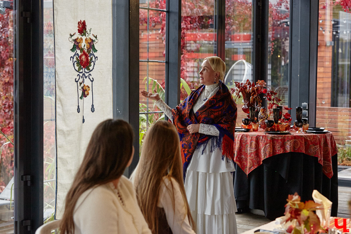Настоящие эстеты и ценители старины собрались в творческом пространстве под Ковровом. Организатором светской встречи «Русское наследие» стала эксперт по этикету Наталья Старжинская. Хозяйка вечера считает, красивые вещи, старинные и современные, создают уникальную эстетику повседневности и наделяют ее новыми смыслами. У гостей было два задания: соблюсти дресс-код и принести с собой фамильную реликвию из личной коллекции, а вместе с ней и удивительные истории.