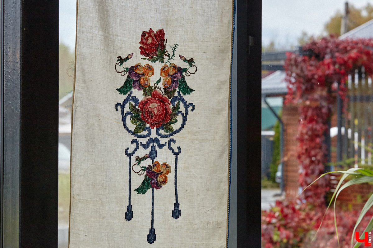 Настоящие эстеты и ценители старины собрались в творческом пространстве под Ковровом. Организатором светской встречи «Русское наследие» стала эксперт по этикету Наталья Старжинская. Хозяйка вечера считает, красивые вещи, старинные и современные, создают уникальную эстетику повседневности и наделяют ее новыми смыслами. У гостей было два задания: соблюсти дресс-код и принести с собой фамильную реликвию из личной коллекции, а вместе с ней и удивительные истории.