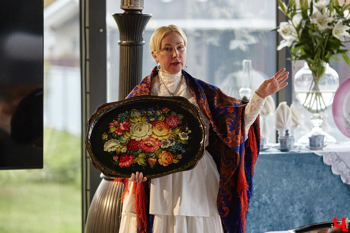 Настоящие эстеты и ценители старины собрались в творческом пространстве под Ковровом. Организатором светской встречи «Русское наследие» стала эксперт по этикету Наталья Старжинская. Хозяйка вечера считает, красивые вещи, старинные и современные, создают уникальную эстетику повседневности и наделяют ее новыми смыслами. У гостей было два задания: соблюсти дресс-код и принести с собой фамильную реликвию из личной коллекции, а вместе с ней и удивительные истории.