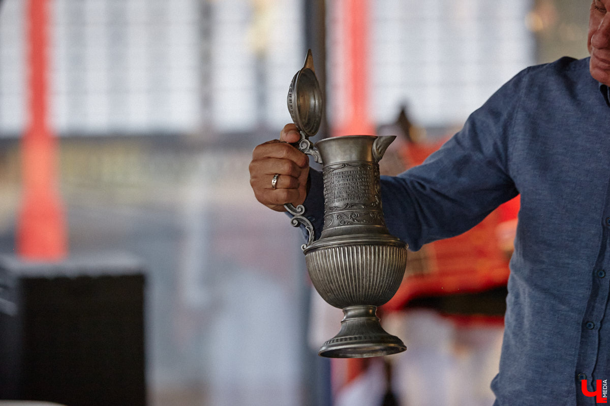 Настоящие эстеты и ценители старины собрались в творческом пространстве под Ковровом. Организатором светской встречи «Русское наследие» стала эксперт по этикету Наталья Старжинская. Хозяйка вечера считает, красивые вещи, старинные и современные, создают уникальную эстетику повседневности и наделяют ее новыми смыслами. У гостей было два задания: соблюсти дресс-код и принести с собой фамильную реликвию из личной коллекции, а вместе с ней и удивительные истории.