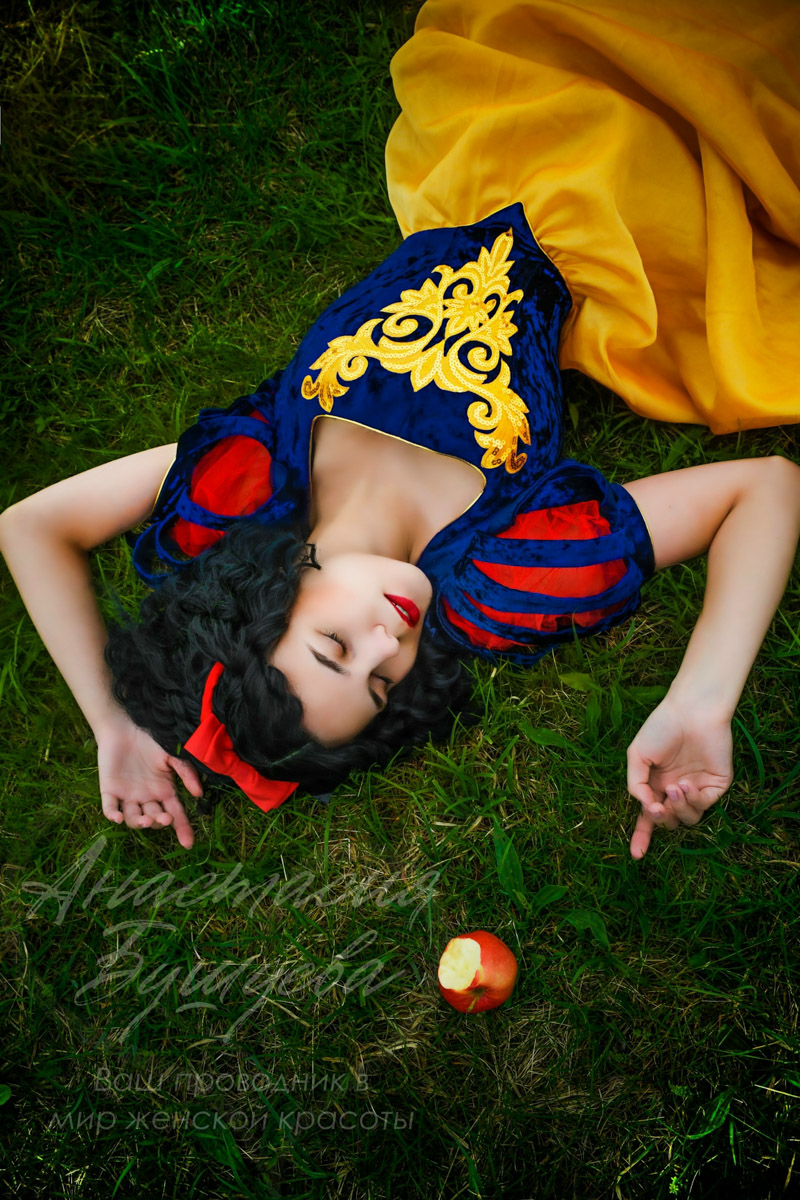 В Муроме живет художник по костюмам, чьи вручную собранные образы позволяют путешествовать во времени и отправляться в далекие миры. В коллекции Анастасии Бушиевой есть одеяния Белоснежки, Золушки, шикарных королев и султанов, славянских девушек и молодцов, красавиц эпохи Возрождения. Результаты трудов поражают масштабами и детализацией.