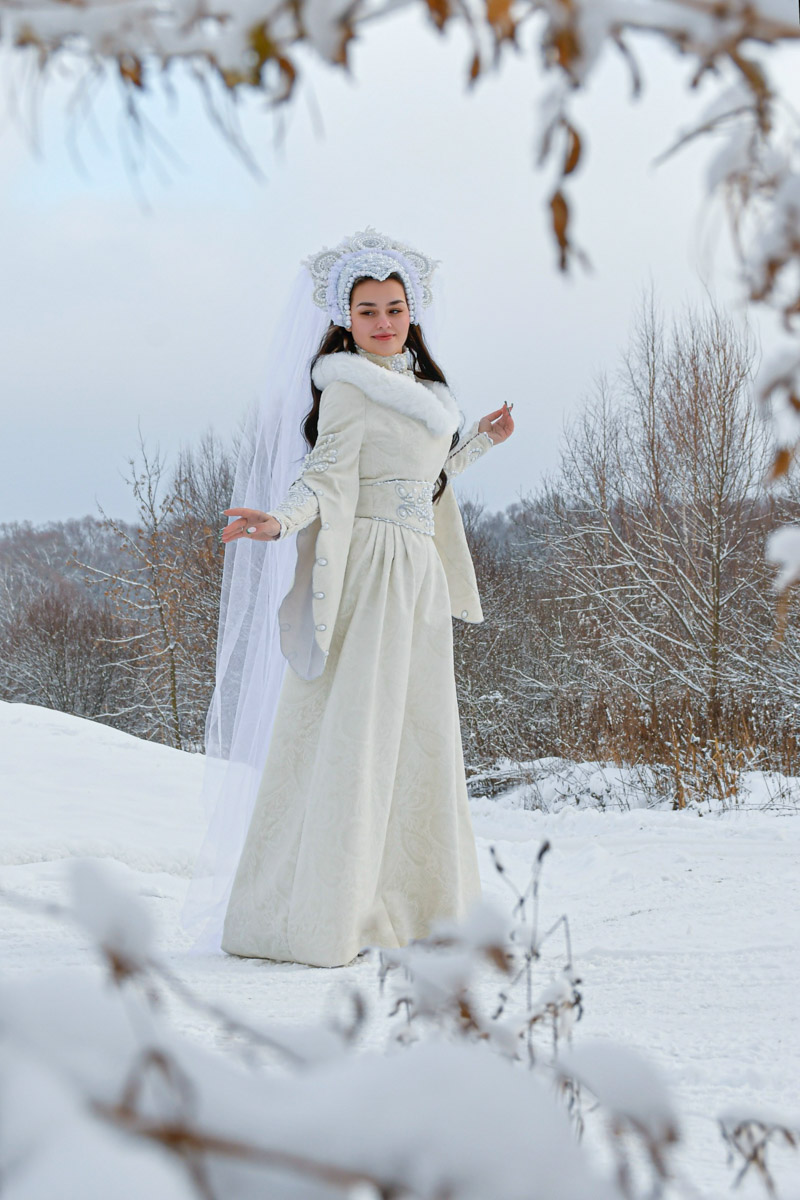 В Муроме живет художник по костюмам, чьи вручную собранные образы позволяют путешествовать во времени и отправляться в далекие миры. В коллекции Анастасии Бушиевой есть одеяния Белоснежки, Золушки, шикарных королев и султанов, славянских девушек и молодцов, красавиц эпохи Возрождения. Результаты трудов поражают масштабами и детализацией.