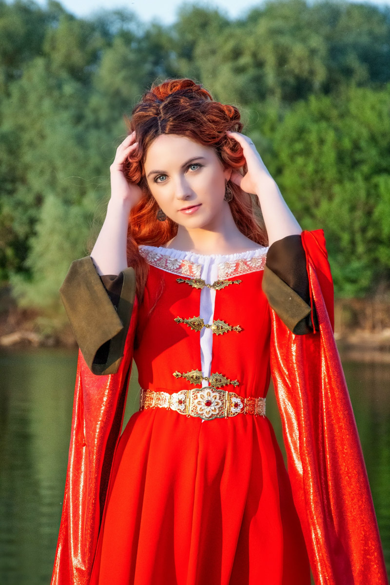 В Муроме живет художник по костюмам, чьи вручную собранные образы позволяют путешествовать во времени и отправляться в далекие миры. В коллекции Анастасии Бушиевой есть одеяния Белоснежки, Золушки, шикарных королев и султанов, славянских девушек и молодцов, красавиц эпохи Возрождения. Результаты трудов поражают масштабами и детализацией.