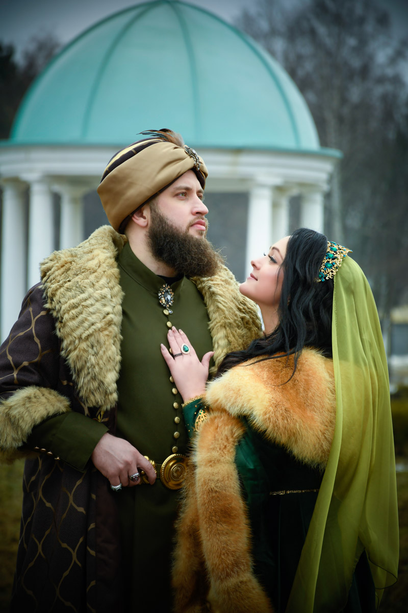 В Муроме живет художник по костюмам, чьи вручную собранные образы позволяют путешествовать во времени и отправляться в далекие миры. В коллекции Анастасии Бушиевой есть одеяния Белоснежки, Золушки, шикарных королев и султанов, славянских девушек и молодцов, красавиц эпохи Возрождения. Результаты трудов поражают масштабами и детализацией.