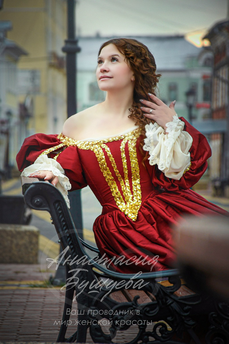 В Муроме живет художник по костюмам, чьи вручную собранные образы позволяют путешествовать во времени и отправляться в далекие миры. В коллекции Анастасии Бушиевой есть одеяния Белоснежки, Золушки, шикарных королев и султанов, славянских девушек и молодцов, красавиц эпохи Возрождения. Результаты трудов поражают масштабами и детализацией.