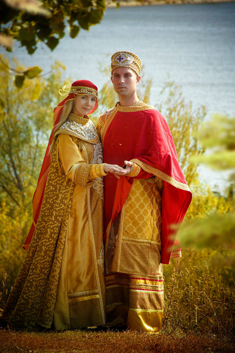 В Муроме живет художник по костюмам, чьи вручную собранные образы позволяют путешествовать во времени и отправляться в далекие миры. В коллекции Анастасии Бушиевой есть одеяния Белоснежки, Золушки, шикарных королев и султанов, славянских девушек и молодцов, красавиц эпохи Возрождения. Результаты трудов поражают масштабами и детализацией.