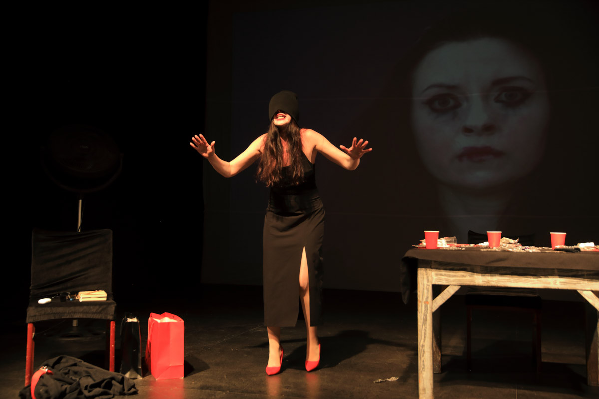 Актриса и режиссер Валерия Емельянова уже давно перестала быть просто «именем на афише», обретя новое дыхание в формате моноспектакля. Ее «Человеческий голос» вновь оценили по заслугам. На юбилейном X международном фестивале «Импульс» в Бишкеке постановка получила сразу две награды. Мы поговорили с Валерией о том, чем этот показ не похож на другие, как играть перед «закрытым» зрителем и что случилось на ретрите у Иссык-Куля.