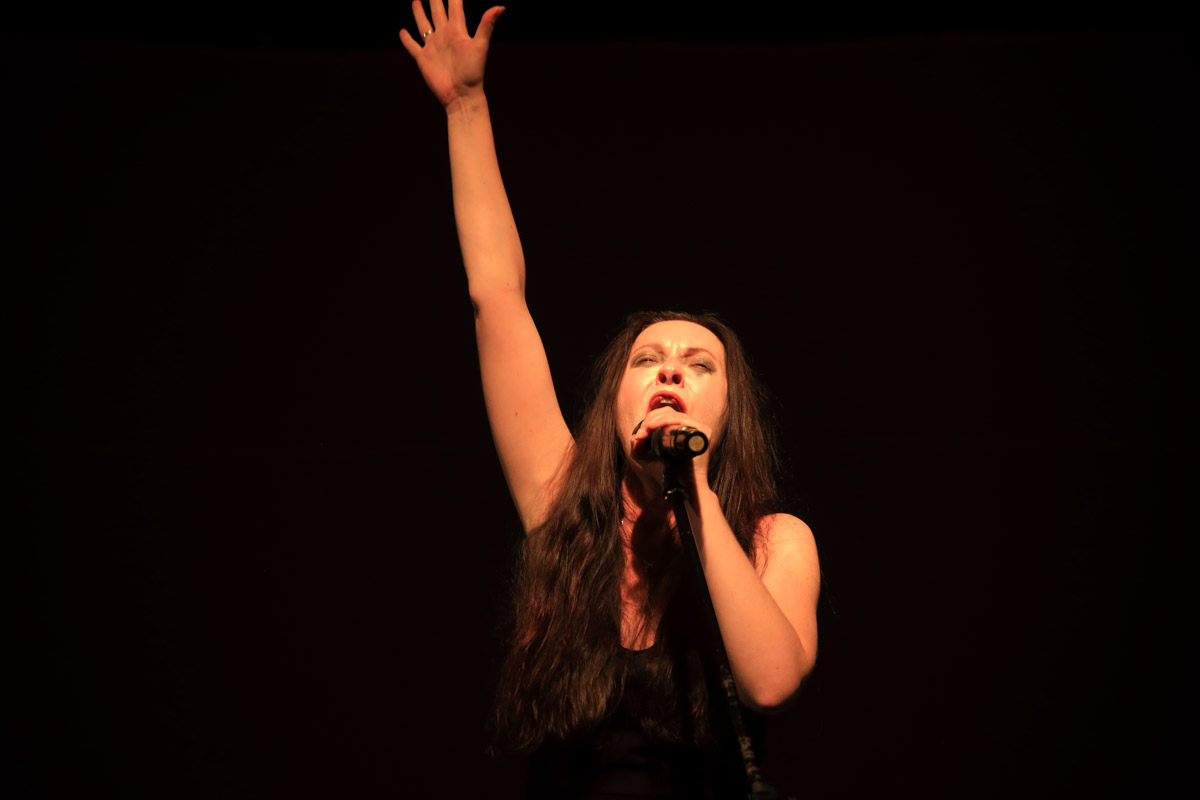 Актриса и режиссер Валерия Емельянова уже давно перестала быть просто «именем на афише», обретя новое дыхание в формате моноспектакля. Ее «Человеческий голос» вновь оценили по заслугам. На юбилейном X международном фестивале «Импульс» в Бишкеке постановка получила сразу две награды. Мы поговорили с Валерией о том, чем этот показ не похож на другие, как играть перед «закрытым» зрителем и что случилось на ретрите у Иссык-Куля.