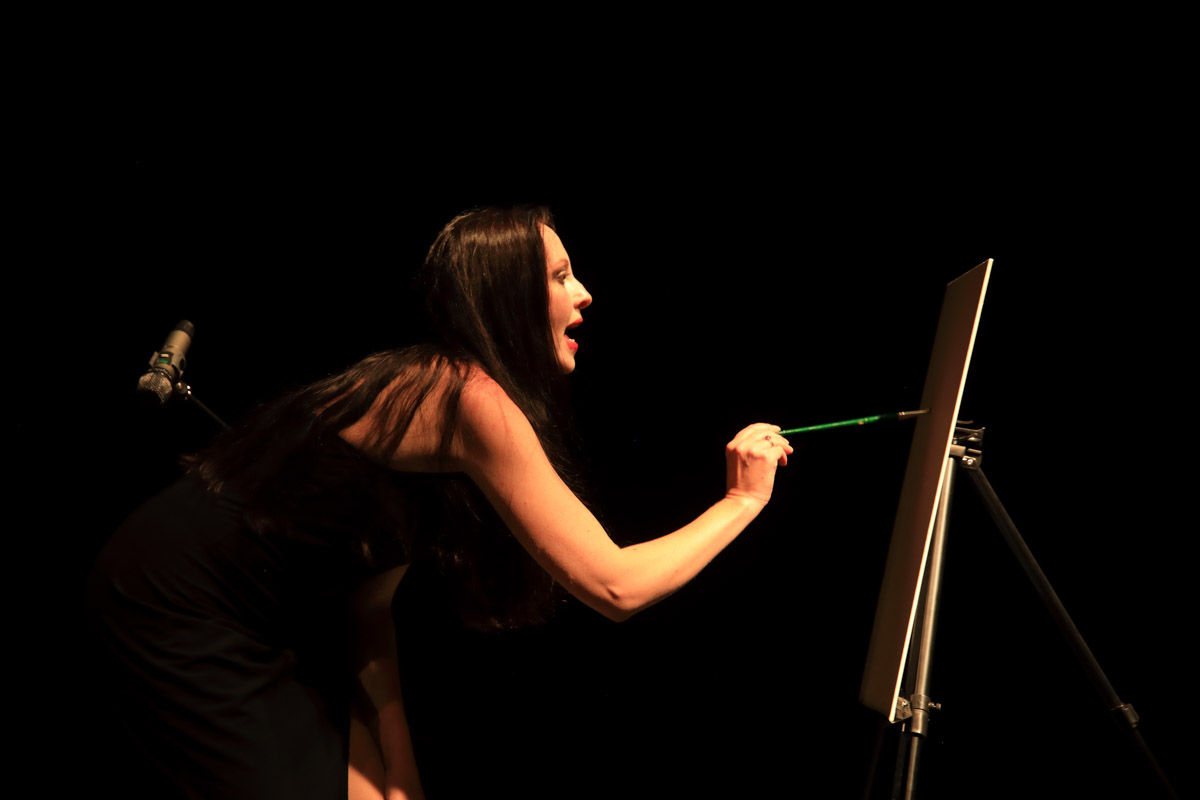 Актриса и режиссер Валерия Емельянова уже давно перестала быть просто «именем на афише», обретя новое дыхание в формате моноспектакля. Ее «Человеческий голос» вновь оценили по заслугам. На юбилейном X международном фестивале «Импульс» в Бишкеке постановка получила сразу две награды. Мы поговорили с Валерией о том, чем этот показ не похож на другие, как играть перед «закрытым» зрителем и что случилось на ретрите у Иссык-Куля.