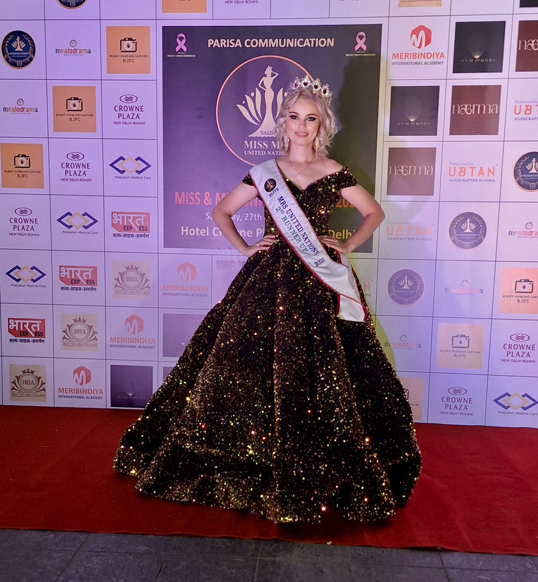 На международном соревновании в Индии Miss & Mrs United Nations на пьедестал взошла суздальская красавица Татьяна Давыдова. На прошлой неделе она добавила титул «Вторая Вице-миссис United Nations — 2025» к своим уже имеющимся «Миссис Владимирская земля Гранд — 2025» и «Достояние России — 2025». Подробнее об участии девушки в состязании и завоеванном месте — в материале «Ключ-Медиа».