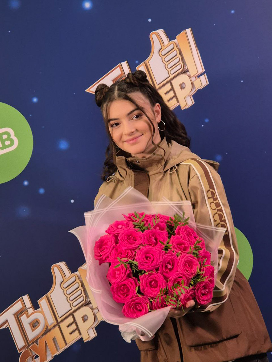 Школьница из Петушинского района Айсу Гаджиева прошла в полуфинал международного вокального конкурса «Ты супер!», который транслируется на канале НТВ. Члены жюри по достоинству оценили ее талант, несмотря на то что не все ноты удалось исполнить чисто, и даже сравнили с поп-певицей из США.