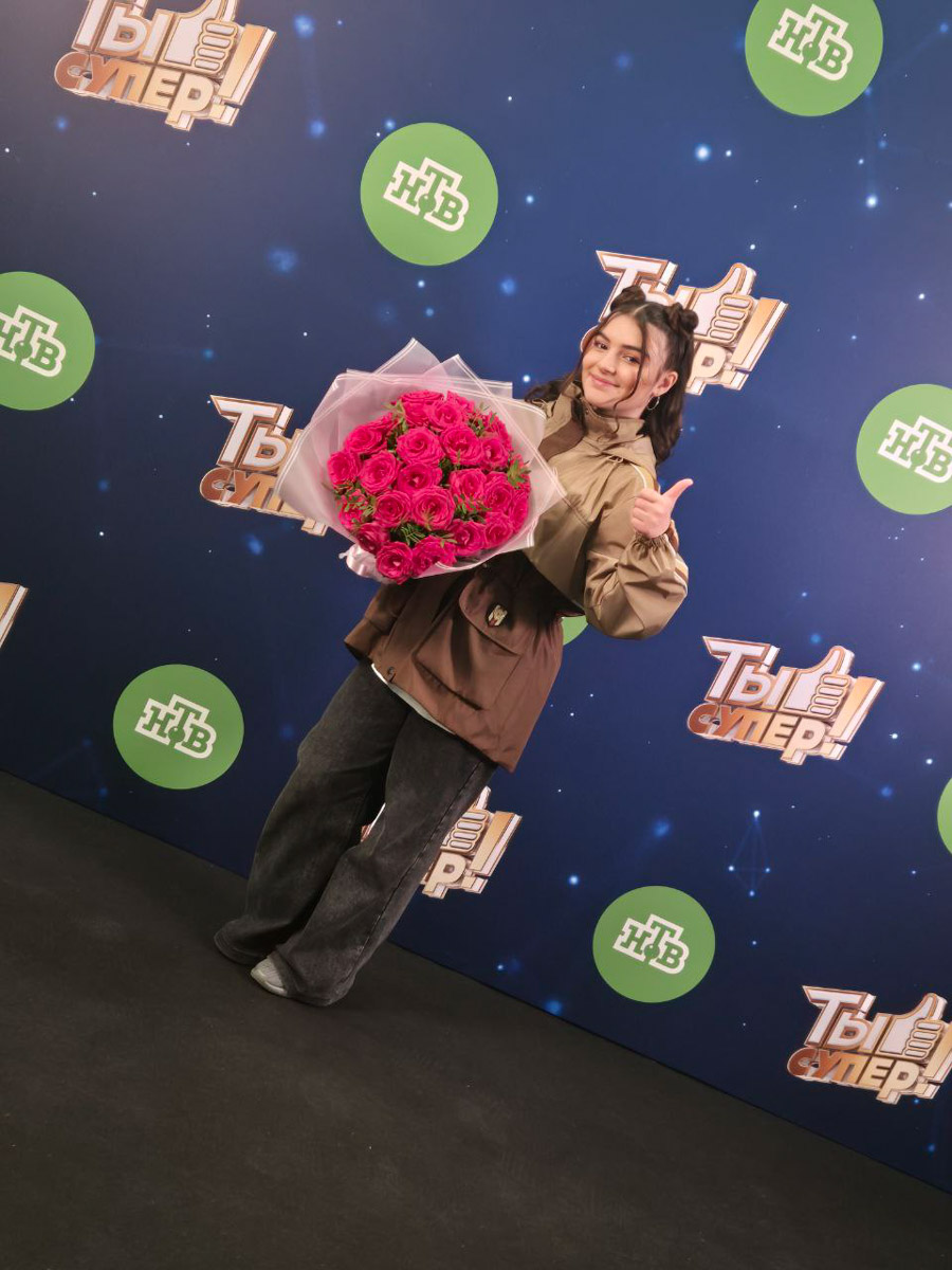 Школьница из Петушинского района Айсу Гаджиева прошла в полуфинал международного вокального конкурса «Ты супер!», который транслируется на канале НТВ. Члены жюри по достоинству оценили ее талант, несмотря на то что не все ноты удалось исполнить чисто, и даже сравнили с поп-певицей из США.