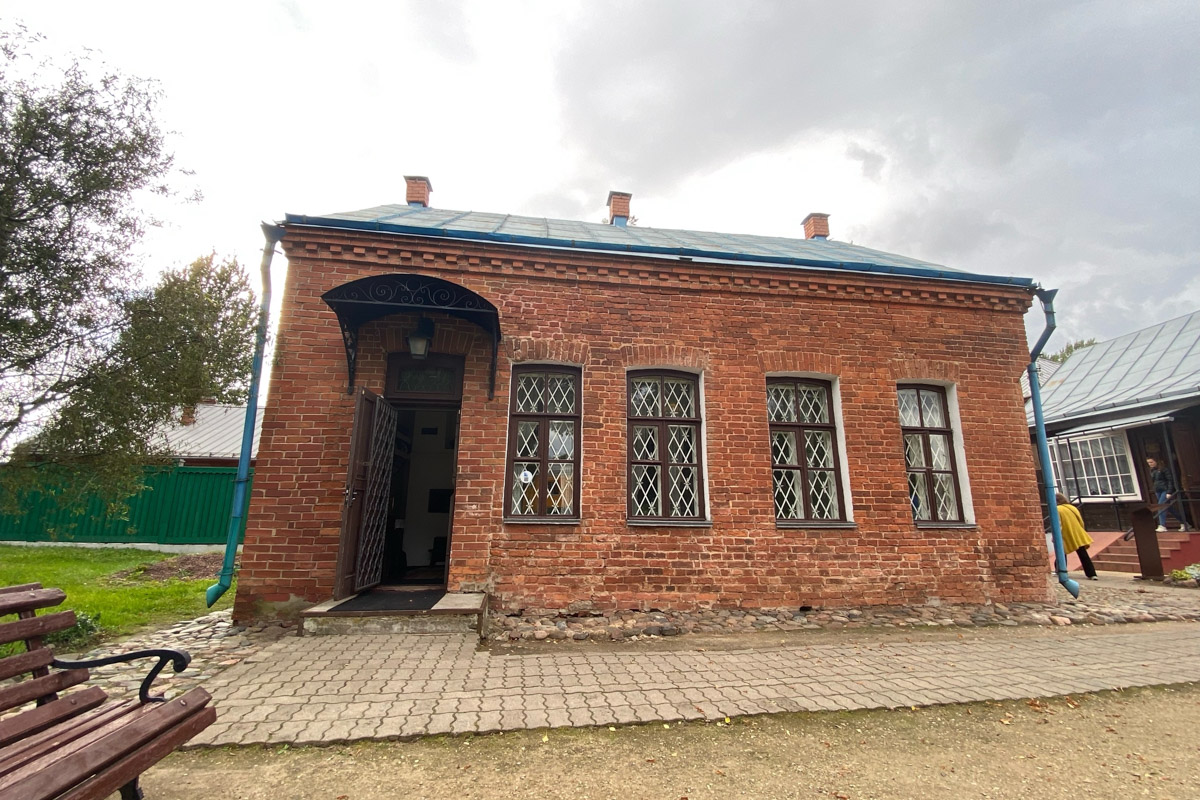 Путешествия бывают спланированными, а бывают спонтанными. Вторые вносят в размеренные будни нотку авантюризма и приключений. Витебск — один из самых живописных и романтичных городов современной Беларуси, куда стоит съездить, чтобы полюбоваться видами Западной Двины, отведать драников и ощутить творческую атмосферу места, где провел детство и юность величайший художник-авангардист Марк Шагал.