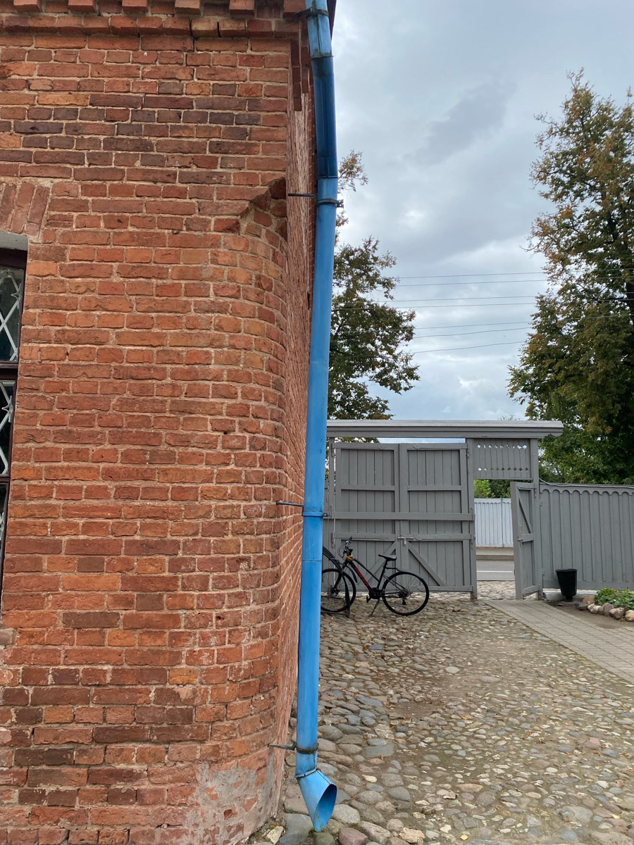 Путешествия бывают спланированными, а бывают спонтанными. Вторые вносят в размеренные будни нотку авантюризма и приключений. Витебск — один из самых живописных и романтичных городов современной Беларуси, куда стоит съездить, чтобы полюбоваться видами Западной Двины, отведать драников и ощутить творческую атмосферу места, где провел детство и юность величайший художник-авангардист Марк Шагал.