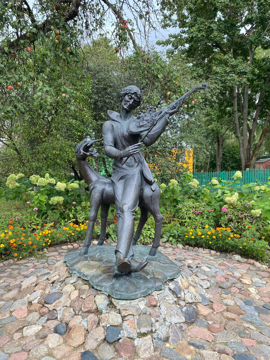 Путешествия бывают спланированными, а бывают спонтанными. Вторые вносят в размеренные будни нотку авантюризма и приключений. Витебск — один из самых живописных и романтичных городов современной Беларуси, куда стоит съездить, чтобы полюбоваться видами Западной Двины, отведать драников и ощутить творческую атмосферу места, где провел детство и юность величайший художник-авангардист Марк Шагал.