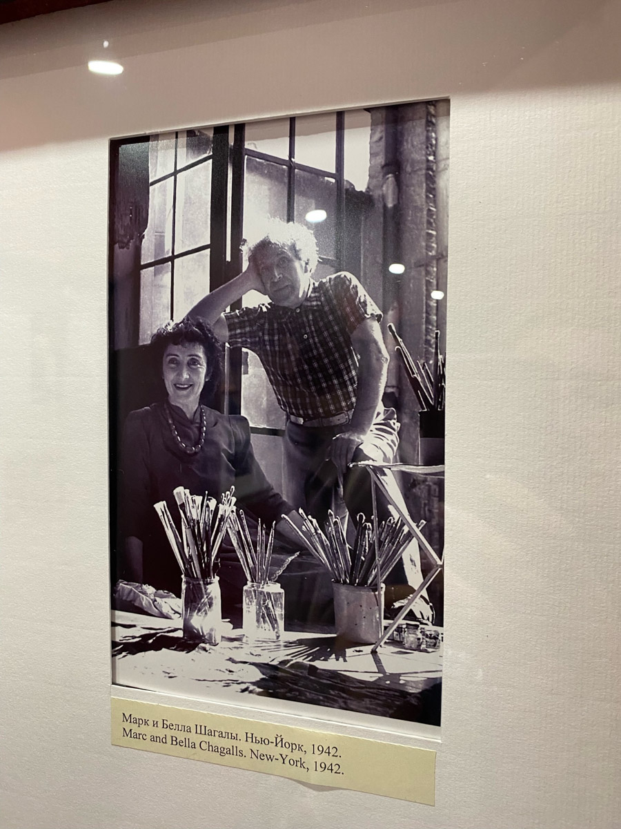 Путешествия бывают спланированными, а бывают спонтанными. Вторые вносят в размеренные будни нотку авантюризма и приключений. Витебск — один из самых живописных и романтичных городов современной Беларуси, куда стоит съездить, чтобы полюбоваться видами Западной Двины, отведать драников и ощутить творческую атмосферу места, где провел детство и юность величайший художник-авангардист Марк Шагал.