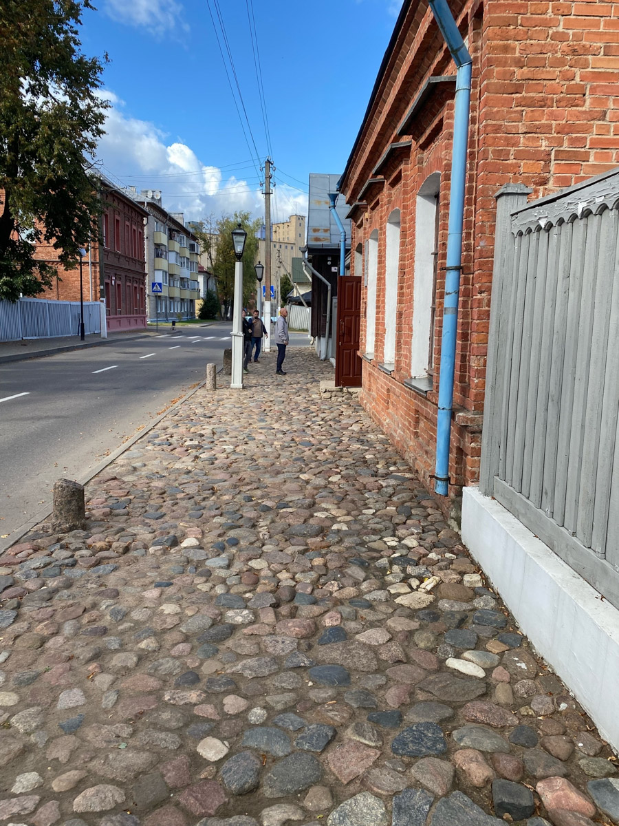 Путешествия бывают спланированными, а бывают спонтанными. Вторые вносят в размеренные будни нотку авантюризма и приключений. Витебск — один из самых живописных и романтичных городов современной Беларуси, куда стоит съездить, чтобы полюбоваться видами Западной Двины, отведать драников и ощутить творческую атмосферу места, где провел детство и юность величайший художник-авангардист Марк Шагал.