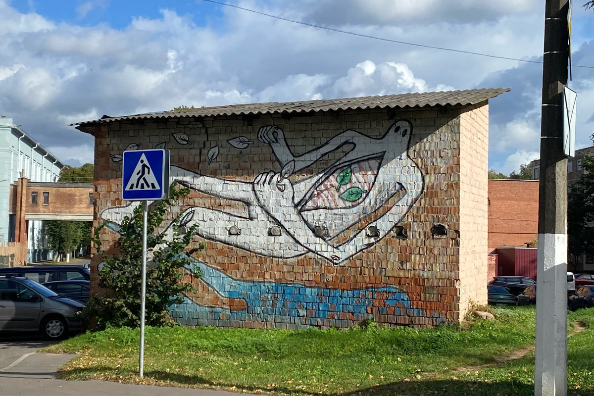 Путешествия бывают спланированными, а бывают спонтанными. Вторые вносят в размеренные будни нотку авантюризма и приключений. Витебск — один из самых живописных и романтичных городов современной Беларуси, куда стоит съездить, чтобы полюбоваться видами Западной Двины, отведать драников и ощутить творческую атмосферу места, где провел детство и юность величайший художник-авангардист Марк Шагал.