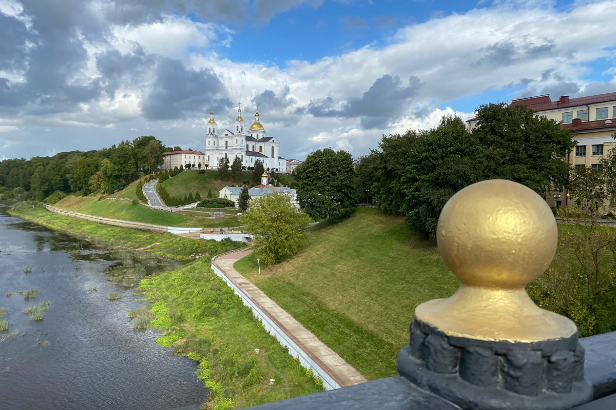 Путешествия бывают спланированными, а бывают спонтанными. Вторые вносят в размеренные будни нотку авантюризма и приключений. Витебск — один из самых живописных и романтичных городов современной Беларуси, куда стоит съездить, чтобы полюбоваться видами Западной Двины, отведать драников и ощутить творческую атмосферу места, где провел детство и юность величайший художник-авангардист Марк Шагал.