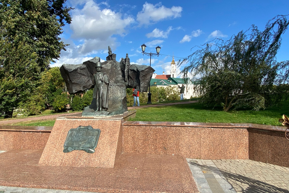 Путешествия бывают спланированными, а бывают спонтанными. Вторые вносят в размеренные будни нотку авантюризма и приключений. Витебск — один из самых живописных и романтичных городов современной Беларуси, куда стоит съездить, чтобы полюбоваться видами Западной Двины, отведать драников и ощутить творческую атмосферу места, где провел детство и юность величайший художник-авангардист Марк Шагал.