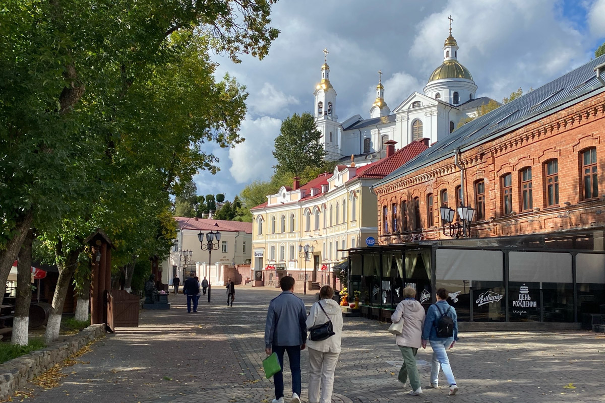 Путешествия бывают спланированными, а бывают спонтанными. Вторые вносят в размеренные будни нотку авантюризма и приключений. Витебск — один из самых живописных и романтичных городов современной Беларуси, куда стоит съездить, чтобы полюбоваться видами Западной Двины, отведать драников и ощутить творческую атмосферу места, где провел детство и юность величайший художник-авангардист Марк Шагал.