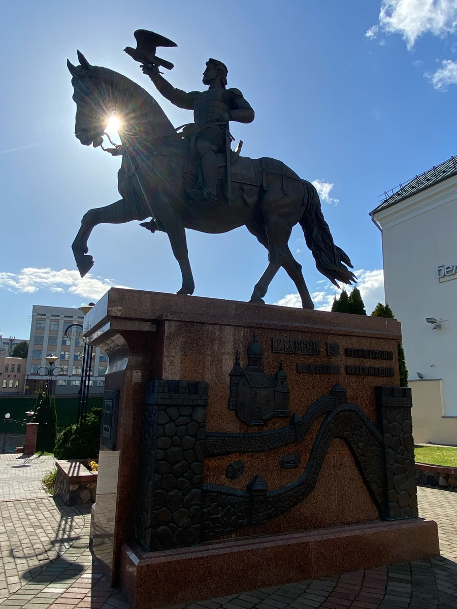 Путешествия бывают спланированными, а бывают спонтанными. Вторые вносят в размеренные будни нотку авантюризма и приключений. Витебск — один из самых живописных и романтичных городов современной Беларуси, куда стоит съездить, чтобы полюбоваться видами Западной Двины, отведать драников и ощутить творческую атмосферу места, где провел детство и юность величайший художник-авангардист Марк Шагал.