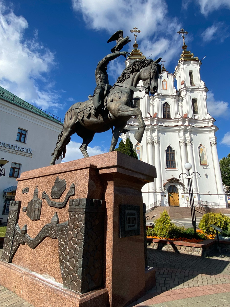 Путешествия бывают спланированными, а бывают спонтанными. Вторые вносят в размеренные будни нотку авантюризма и приключений. Витебск — один из самых живописных и романтичных городов современной Беларуси, куда стоит съездить, чтобы полюбоваться видами Западной Двины, отведать драников и ощутить творческую атмосферу места, где провел детство и юность величайший художник-авангардист Марк Шагал.