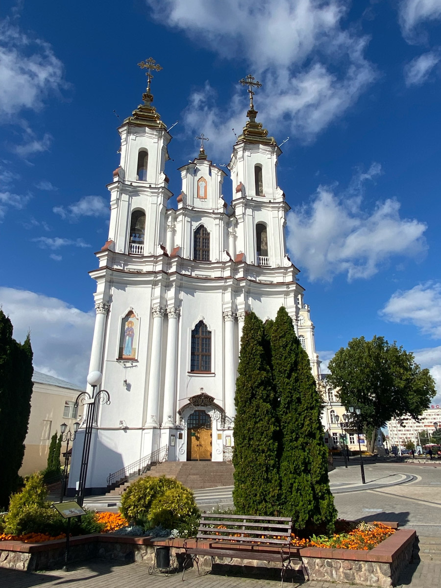 Путешествия бывают спланированными, а бывают спонтанными. Вторые вносят в размеренные будни нотку авантюризма и приключений. Витебск — один из самых живописных и романтичных городов современной Беларуси, куда стоит съездить, чтобы полюбоваться видами Западной Двины, отведать драников и ощутить творческую атмосферу места, где провел детство и юность величайший художник-авангардист Марк Шагал.