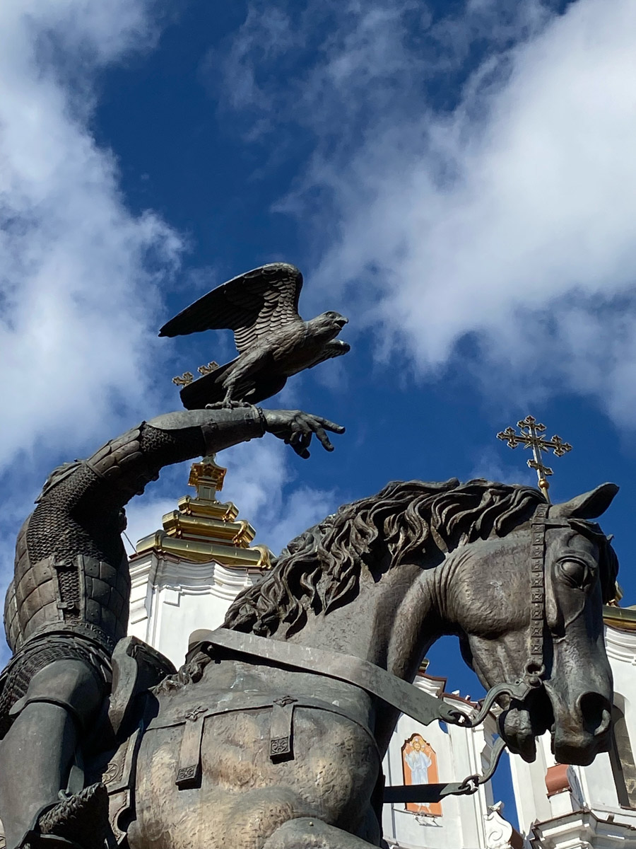 Путешествия бывают спланированными, а бывают спонтанными. Вторые вносят в размеренные будни нотку авантюризма и приключений. Витебск — один из самых живописных и романтичных городов современной Беларуси, куда стоит съездить, чтобы полюбоваться видами Западной Двины, отведать драников и ощутить творческую атмосферу места, где провел детство и юность величайший художник-авангардист Марк Шагал.