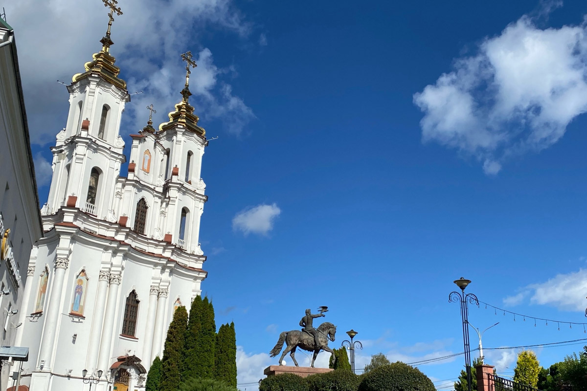 Путешествия бывают спланированными, а бывают спонтанными. Вторые вносят в размеренные будни нотку авантюризма и приключений. Витебск — один из самых живописных и романтичных городов современной Беларуси, куда стоит съездить, чтобы полюбоваться видами Западной Двины, отведать драников и ощутить творческую атмосферу места, где провел детство и юность величайший художник-авангардист Марк Шагал.